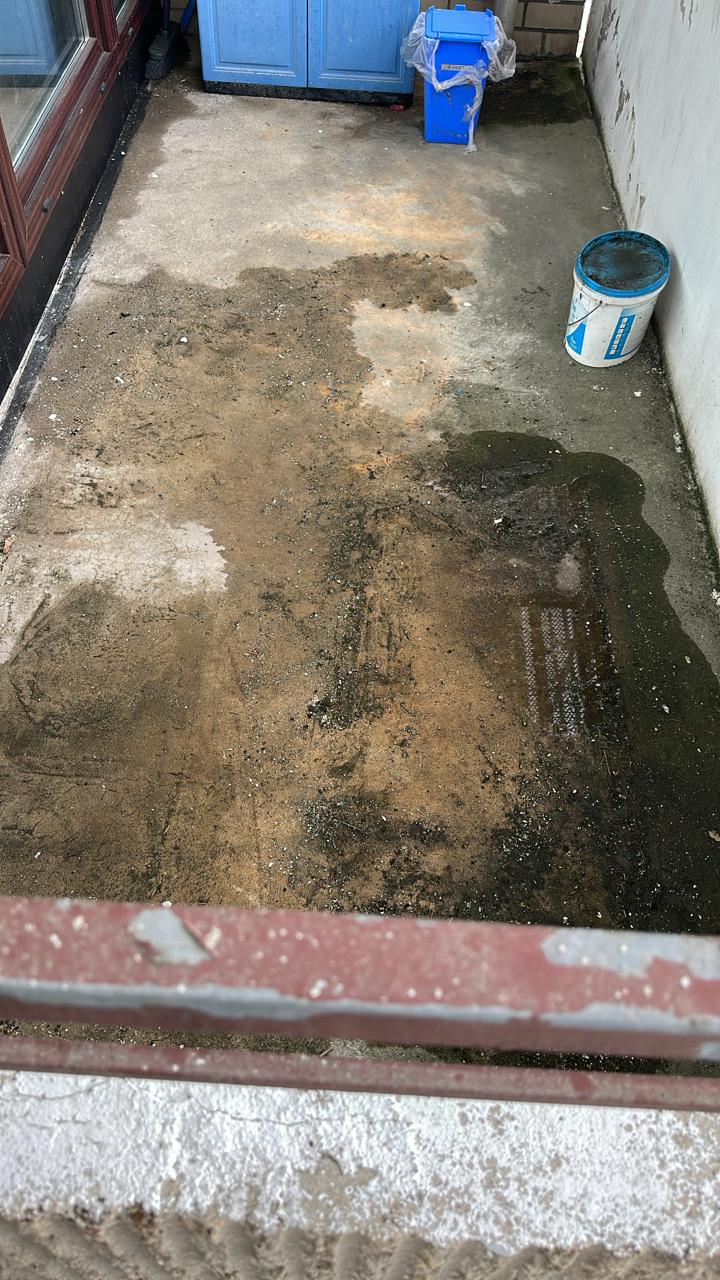 Verschmutzter, sanierungsbedürftiger Balkonboden vor der Sanierung