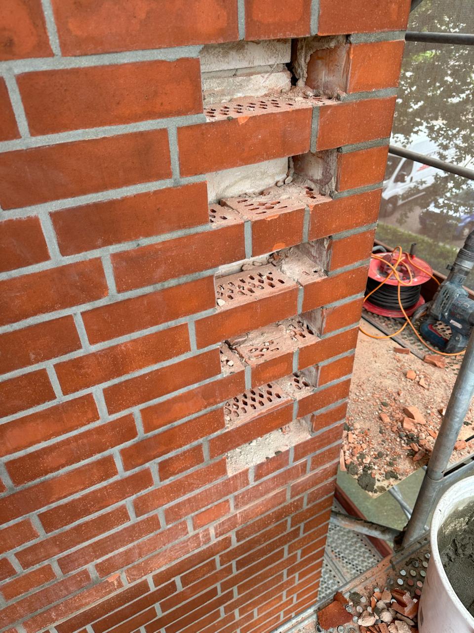 Klinkerwand mit ausgebauten Einzelsteinen während der Instandsetzung