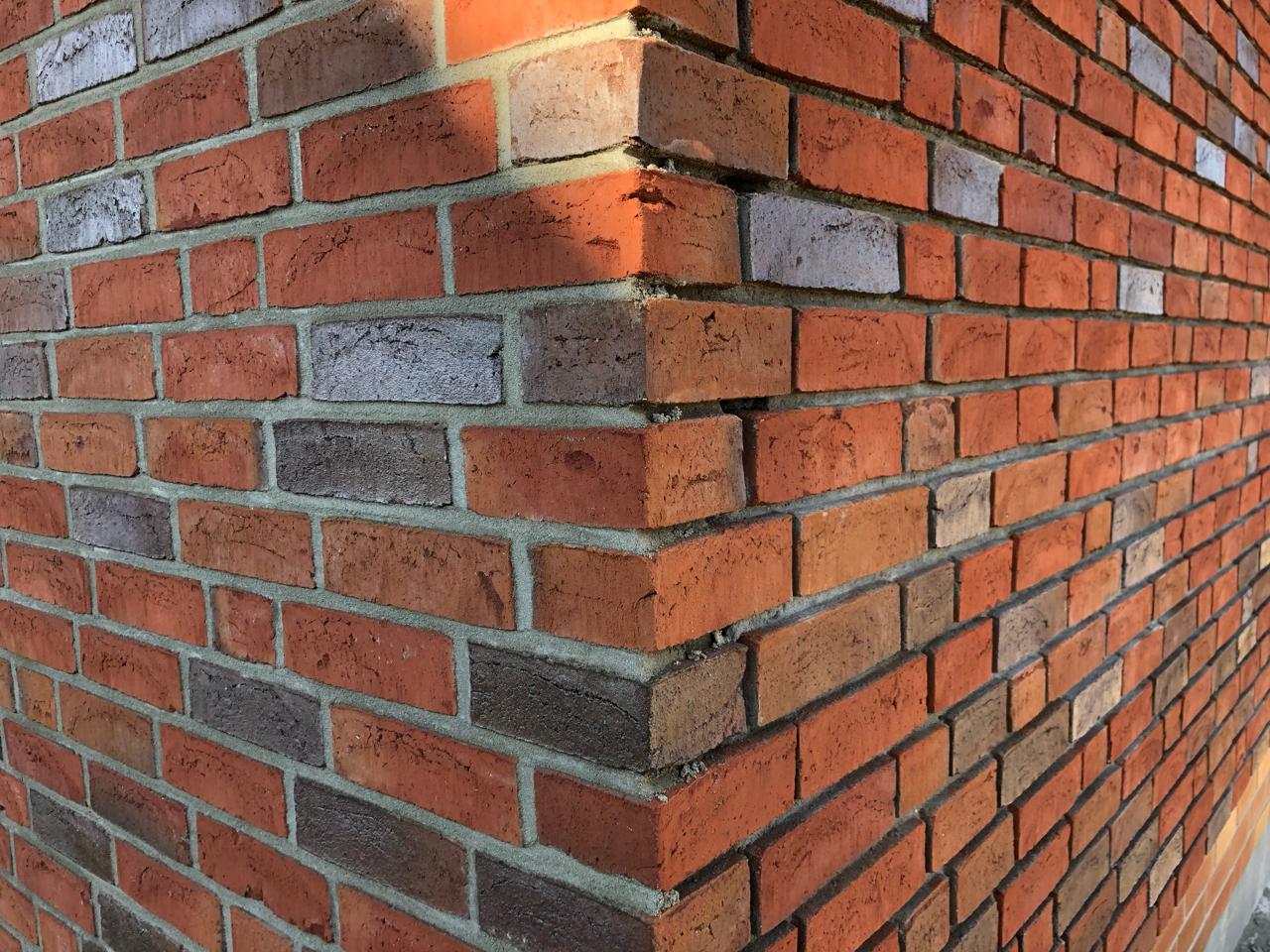 Frisch verfugte Klinkerecke mit gleichmäßigem, sauberem Fugenbild
