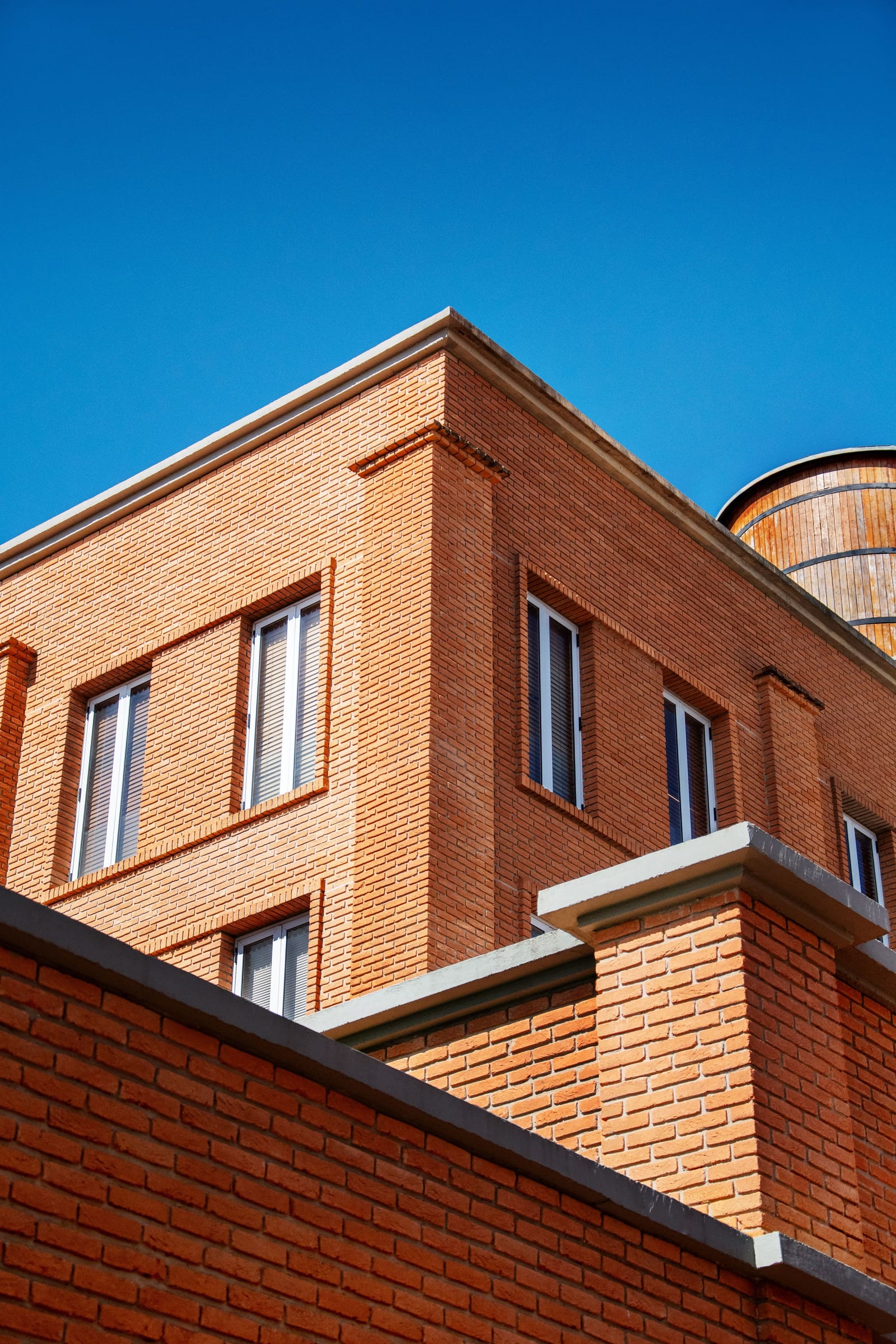 Klinkerfassade eines mehrgeschossigen Gebäudes